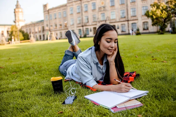 Conceito Educação Estudante Mulher Asiática Tendo Tempo Para Estudar Grama — Fotografia de Stock