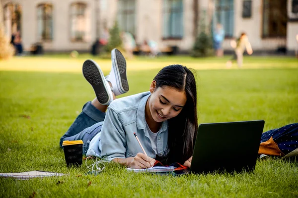 온라인 인터넷 개념으로 노트북 교육을 아시아 학생의 초상화 캠퍼스 공원에 — 스톡 사진