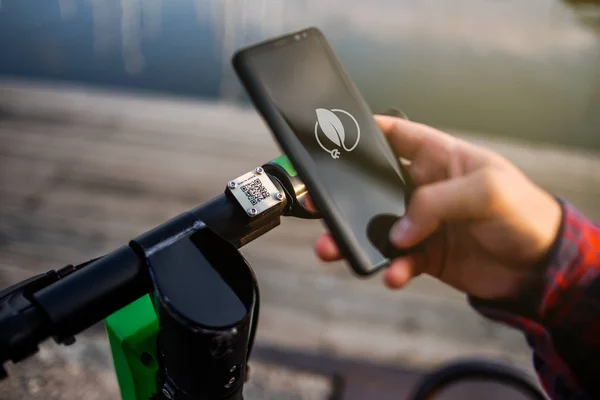 Ekoloji bakımı, kiralık elektrikli scooter. Kiralama için cep telefonu uygulamasının engelini kaldırın. Şehir içi ulaşım. Modern teknolojiler. Bin yıllık yaşam tarzı. Modaya uygun ulaşım tarzı. Çevre dostu. Self servis. 