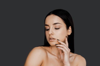 Gri afiş arka plan üzerinde net doğal sağlıklı cilt ile Pretty kadınsı kadın. Mükemmel pürüzsüz bir cilt ile genç güzel kadın Portresi. Doğal kozmetik ve cilt bakımı kavramı.