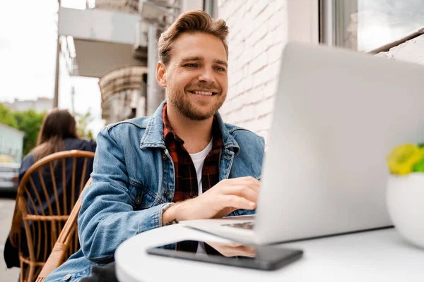 Przystojny Student Wykonujący Zadania Online Dla Uniwersytetu Uczący Się Online — Zdjęcie stockowe