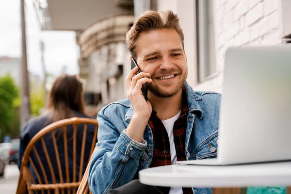 Moderne Technologien Online Kommunikation Und Internetverbindung Gutaussehender Lächelnder Glücklicher Junger — Stockfoto
