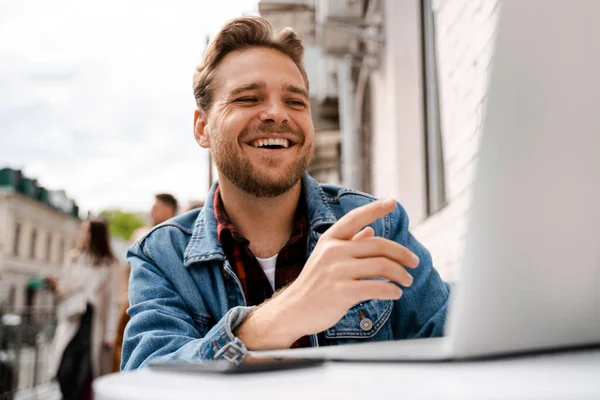Szczęśliwy Uśmiechnięty Śmiech Człowiek Hipster Stylowy Facet Wskazuje Palcem Ekranie — Zdjęcie stockowe