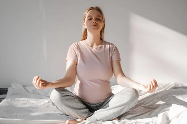 Mulher Grávida Envolvida Exercícios Ioga Matinal Cama Para Mulheres Grávidas — Fotografia de Stock