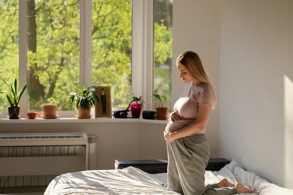 Schöne Junge Schwangere Frau Sidin Auf Einem Bett Einem Zimmer — Stockfoto