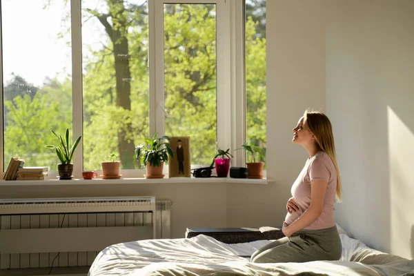 Schöne Junge Schwangere Frau Sidin Auf Einem Bett Einem Zimmer — Stockfoto