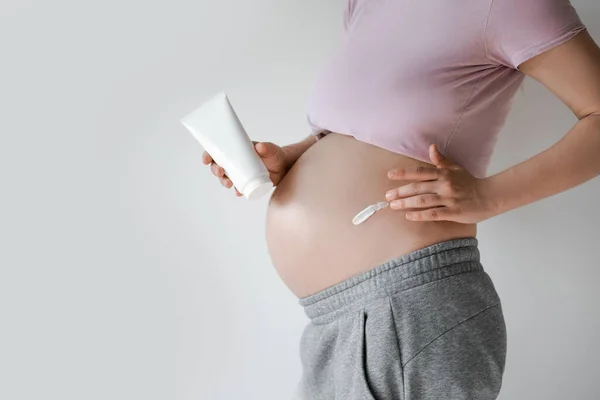 Ciężarna Pielęgnacja Skóry Kobieta Ciąży Rozmazuje Brzuch Środkiem Nawilżającym Aby — Zdjęcie stockowe