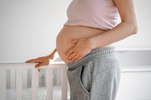 Schwangere Flitzt Schwangerschaftsmonat Ihren Schwangeren Runden Bauch Bereitet Sich Auf — Stockfoto