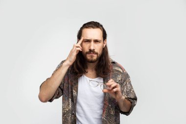 Görüş sorunları, göz hastalıkları, görme bozukluğu, miyop ya da miyopluk. Gözlüklü bir adam. Hippi gezgin, beyaz stüdyo geçmişinde tasasız bir adam, insanların yaşam tarzı.