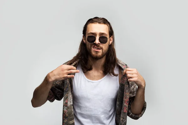 Brutal Matón Con Pelo Largo Gafas Sol Oscuras Endereza Camisa — Foto de Stock