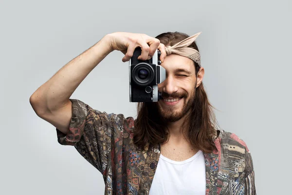 Fotógrafo Viagem Elegante Homem Feliz Com Cabelos Longos Uma Bandagem — Fotografia de Stock