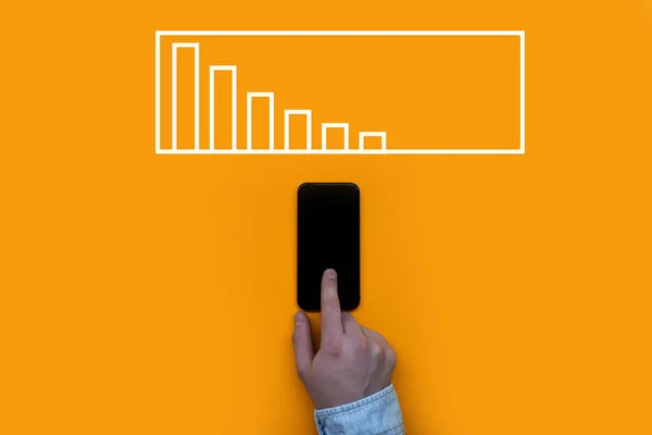 Mano Con Smartphone Sobre Fondo Naranja Imagen De Stock