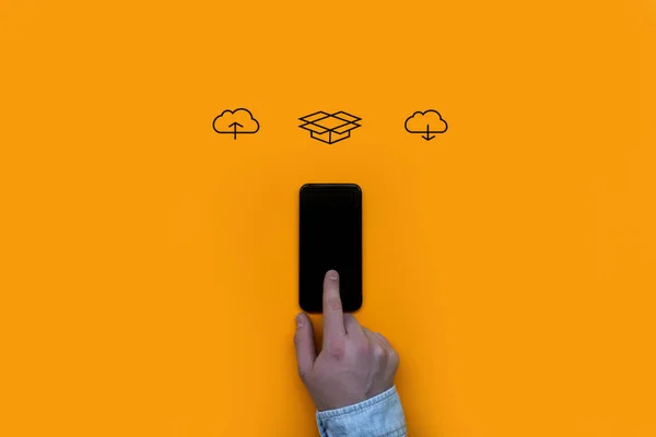 Hand Mit Smartphone Auf Orangenem Hintergrund lizenzfreie Stockfotos