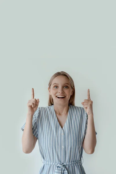 Retrato Una Feliz Mujer Sonriente Apuntando Hacia Fondo Gris Fotos De Stock