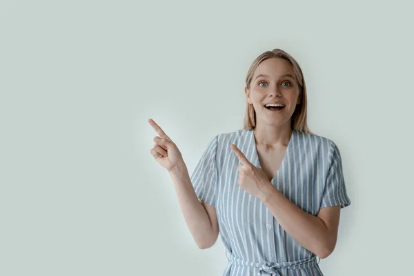 Retrato Una Hermosa Joven Señalando Sobre Fondo Gris Fotos De Stock Sin Royalties Gratis