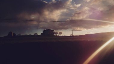 Eve dönüş yolculuğu sırasında yazlık ve gün batımı