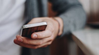 Cep telefonu bir kişi tarafından işindeki temel araçlardan biri olarak kullanılıyor.