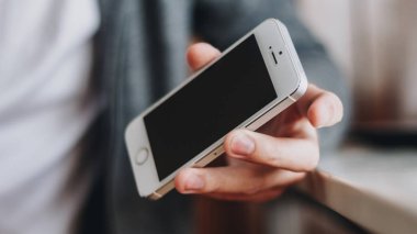 Barselona, İspanya; 09, 30, 2016. Cep telefonu bir kişinin elinde tutuluyor..