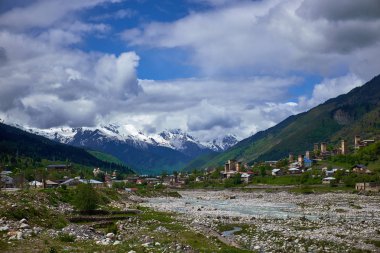 Mestia bahar yerleşim başında nehirde dağ