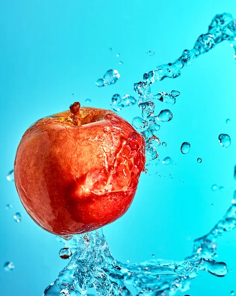 红色苹果在飞溅的水中 — 图库照片