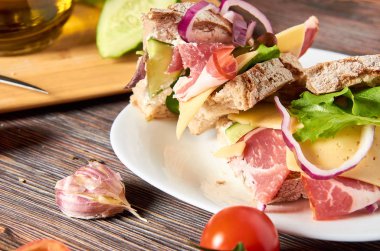 Pastırma, peynir, sarımsak, Jalapeno biber ve otlar bir plaka ile sandviç