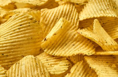Sulu oluklu patates yongaları yakın-up arka plan