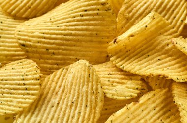 Sulu oluklu patates yongaları yakın-up arka plan
