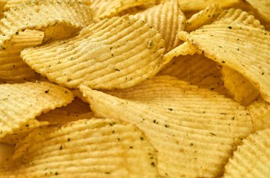 Sulu oluklu patates yongaları yakın-up arka plan
