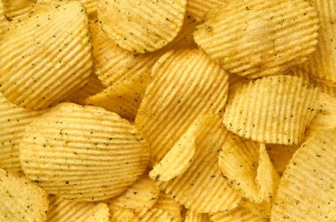 Sulu oluklu patates yongaları yakın-up arka plan