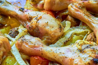 Çeşitli sebzeler ile pişmiş kızarmış tavuk bacaklar