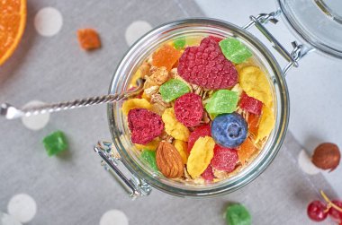 Müsli, süt, yoğurt, meyve ile sağlıklı kahvaltı