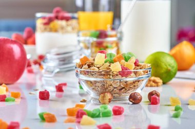 Müsli, süt, yoğurt, meyve ile sağlıklı kahvaltı