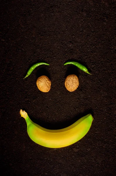 Organik ürünlerin yardımıyla sevinç duygusu — Stok fotoğraf