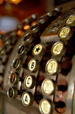 Kahverengi arka plan üzerinde antika yazar kasa, yakın çekim fotoğraf