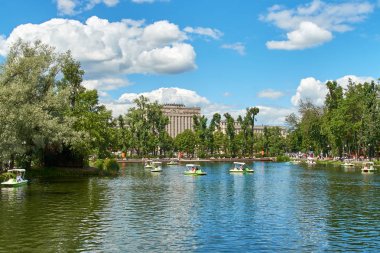 Moskova şehir parkı, insanlar su üzerinde yürüyüş