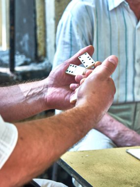 domino oynayan insanların ellerini üst görünümü