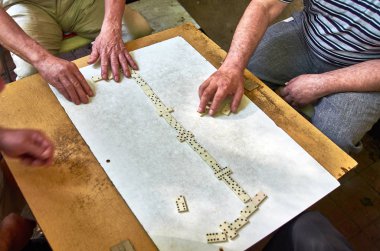 domino oynayan insanların ellerini üst görünümü