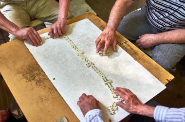 domino oynayan insanların ellerini üst görünümü