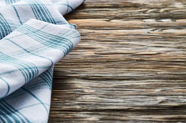 Eski koyu ahşap arka plan. Yeşil çay havlusu ile ahşap masa