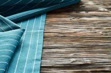 Eski koyu ahşap arka plan. Yeşil çay havlusu ile ahşap masa