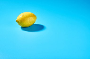 Mavi arka planda sulu limon. Limon arka plan.