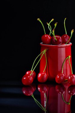 siyah bir arka plan üzerinde kiraz, yakın