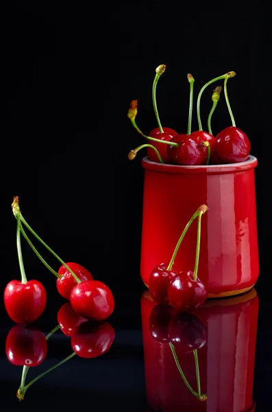 Cerezas sobre fondo negro, de cerca — Foto de Stock