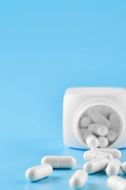 Pills tablet kapsülleri yakın çekim. Mavi bir arka plan, bir kavanoz ilaç..