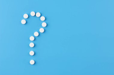 Pills tablet kapsülleri yakın çekim. Mavi bir arka plan, bir kavanoz ilaç..