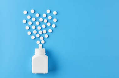 Pills tablet kapsülleri yakın çekim. Mavi bir arka plan, bir kavanoz ilaç..