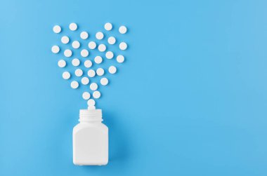 Pills tablet kapsülleri yakın çekim. Mavi bir arka plan, bir kavanoz ilaç..