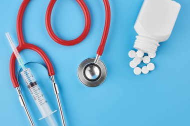 Pills tablet kapsülleri yakın çekim. Mavi bir arka plan, bir kavanoz ilaç. Mavi bir arka plan, bir kavanoz ilaç ve bir stetoskop..