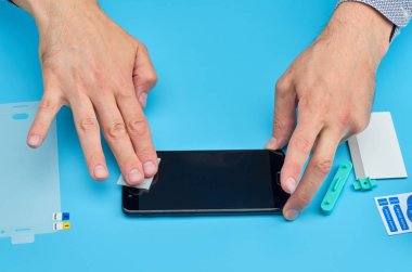 Akıllı telefon için kırık temperli cam ekran koruyucusu yerine adam.