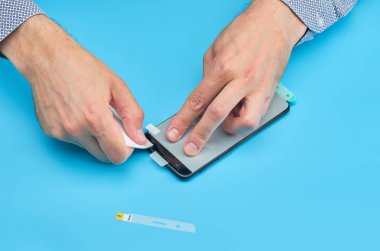 Akıllı telefon için kırık temperli cam ekran koruyucusu yerine adam.